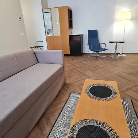 Jafar 8 - 1Br Apartment With Balcony & Workspace Apartament